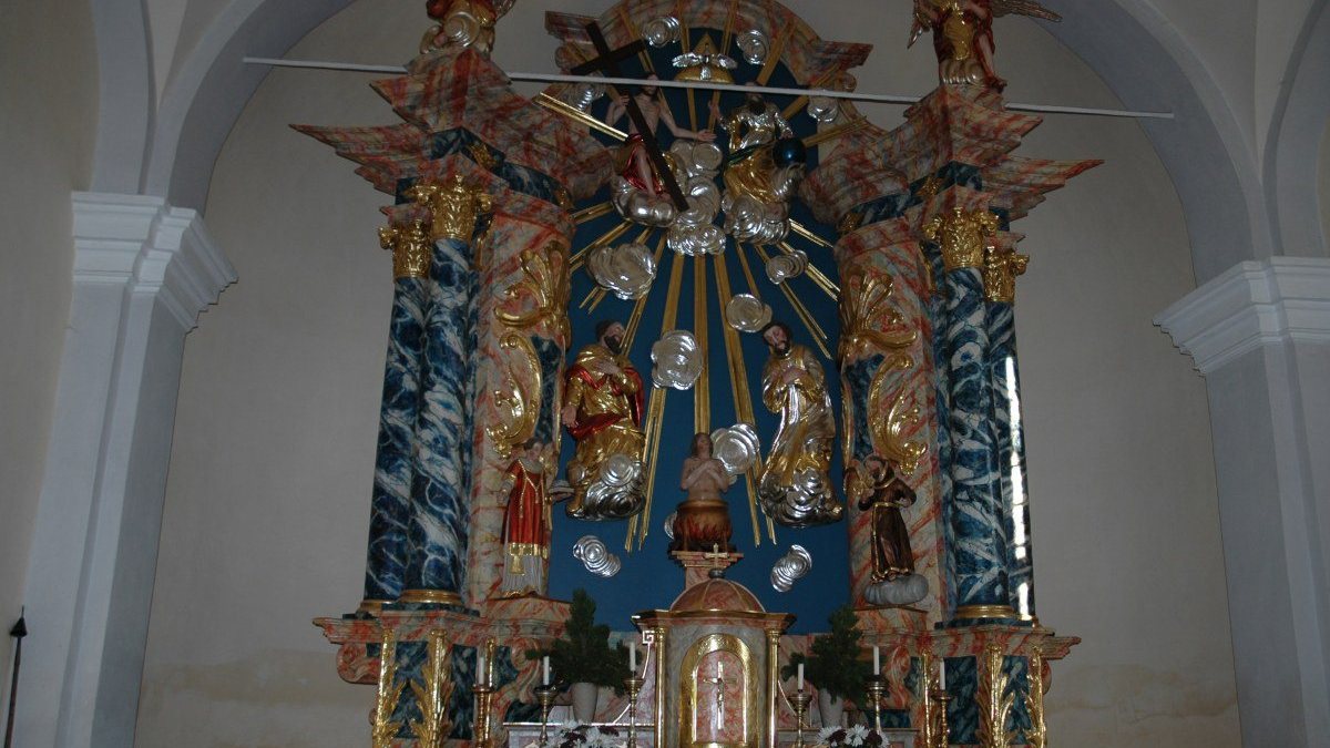 Hochaltar mit der Darstellung des Hl. Vitus in der Filialkirche St. Vitus in Ebenfeld (fotogard)