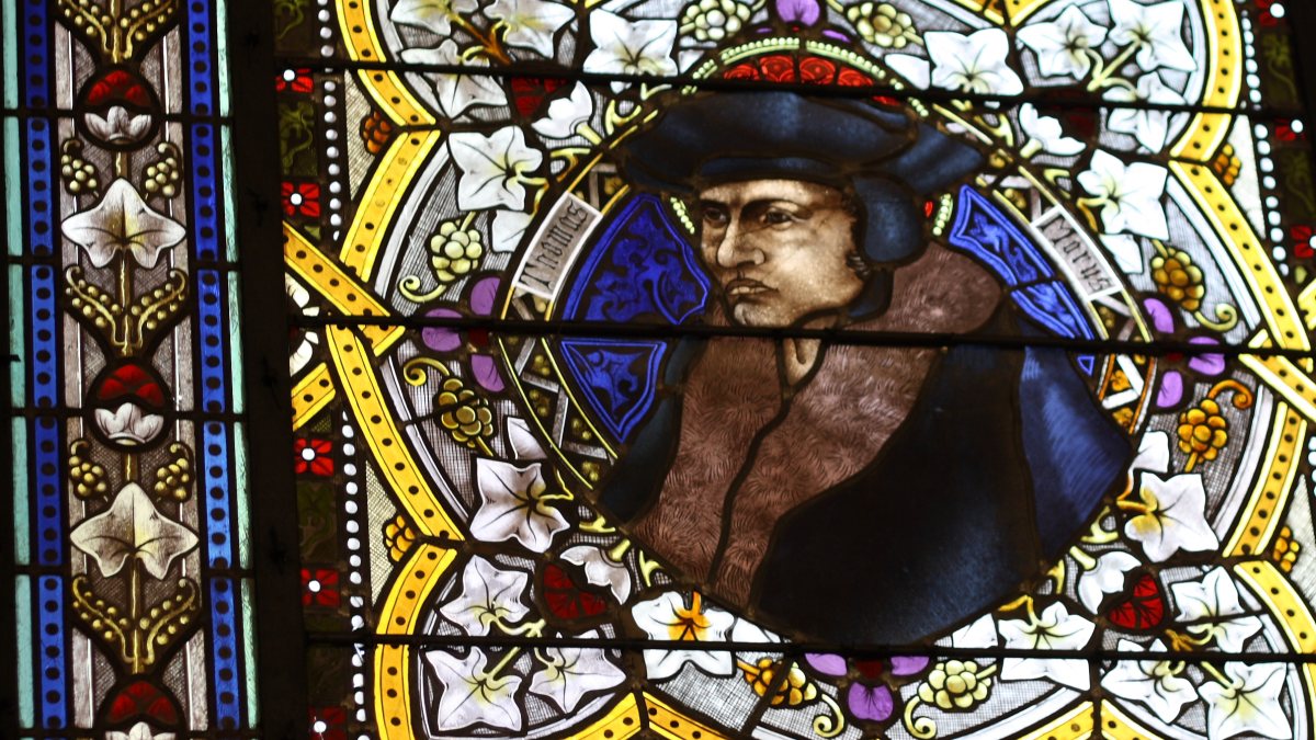 Bleiglasfenster (Fenster im Langhaus) in der katholischen Pfarrkirche St. Nikolaus in Kuchenheim, Darstellung (Ausschnitt): Thomas Morus, Ausf&uuml;hrung: Glasmalerei F. Melchior in K&ouml;ln, 1894/95 (von Reinhardhauke [CC BY-SA 3.0 (https://creativecommons.org/licenses/by-sa/3.0)], vom Wikimedia Commons)