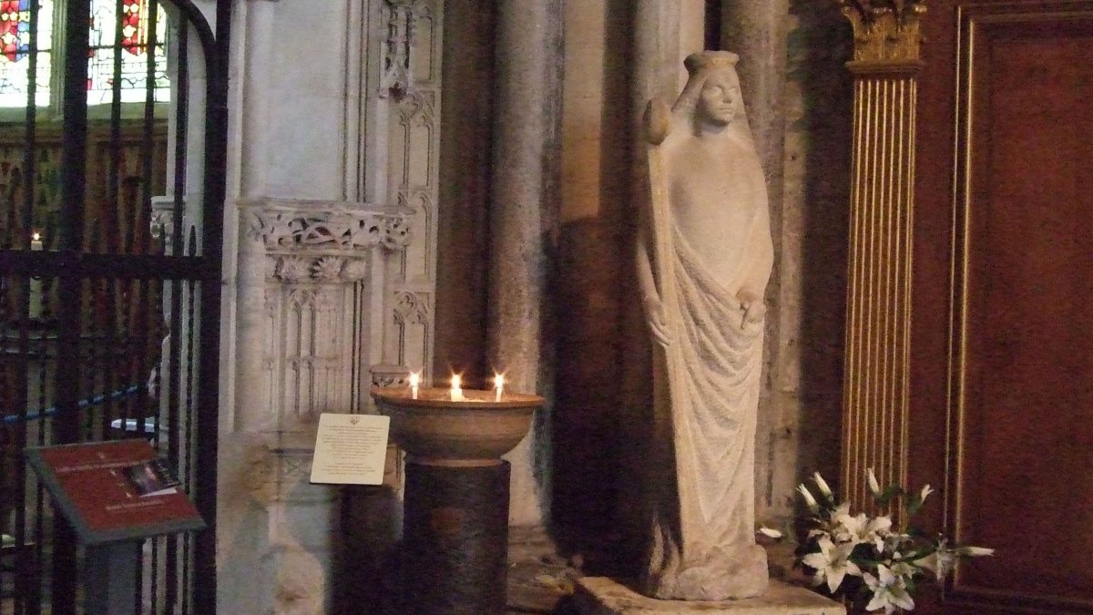 Statue St. Ethelreda in der Kathedrale von Ely (By Jim Linwood [CC BY 2.0 (https://creativecommons.org/licenses/by/2.0)], via Wikimedia Commons)