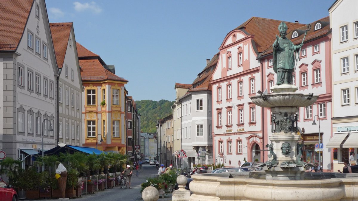 Willibaldsbrunnen am Marktplatz von Eichstätt (von Pedelecs [CC BY-SA 3.0 (https://creativecommons.org/licenses/by-sa/3.0)], vom Wikimedia Commons)