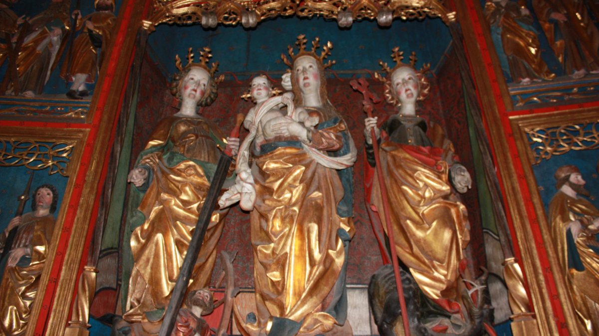 Am Flügelaltar der Taufkapelle in der Stiftskirche Ossiach - Hl. Katharina von Alexandria, Maria und Hl. Margareta von Antiochien (rechts), um 1500. (von JJ55 [Public domain], vom Wikimedia Commons)