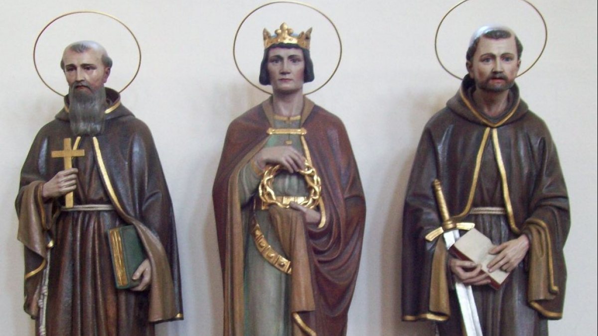 Kapuzinerkirche Aschaffenburg, v.l.n.r.: Hl. Fidelis von Sigmaringen, Hl. Ludwig von Frankreich, Hl. Laurentius von Brindisi (von ekpah. (own work of Ekpah) [CC0], via Wikimedia Commons)
