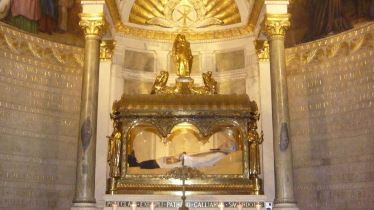 Der Leichnam des Heiligen liegt in einem Bronzeschrein in der Basilika von Ars. (von Laifen [CC BY-SA 3.0  (https://creativecommons.org/licenses/by-sa/3.0) vom Wikimedia Commons)