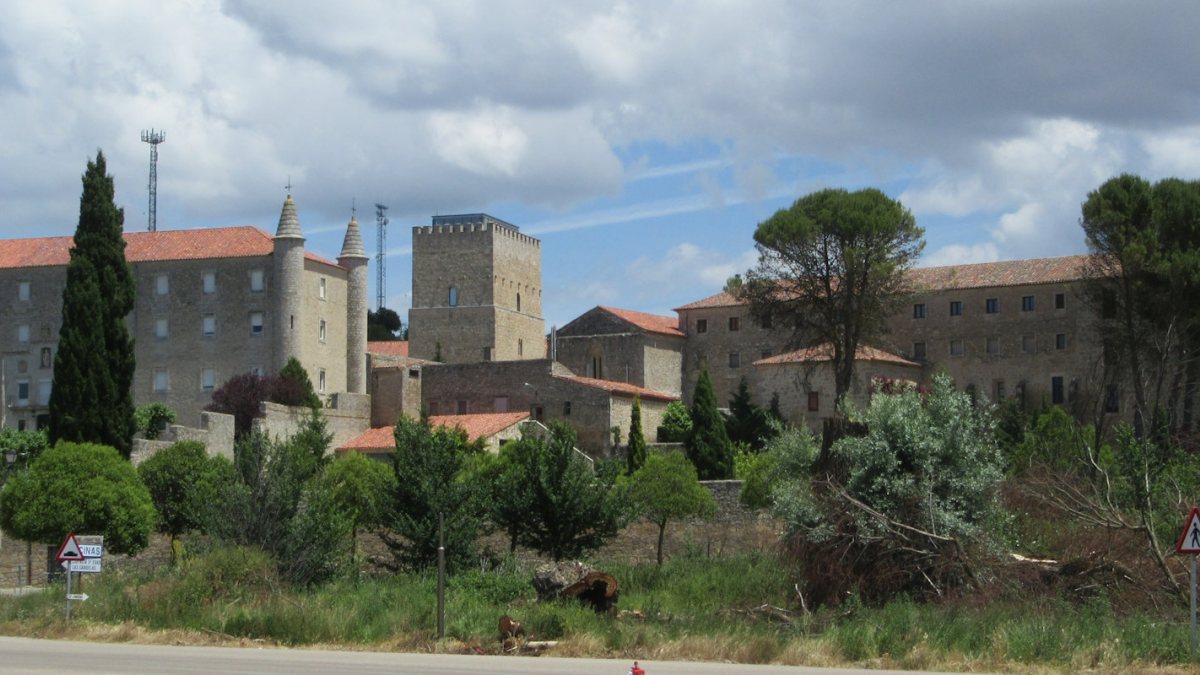 Links das Kloster und rechts das Einkehrhaus der Dominikaner im Geburtsort des Heiligen in Caleruega (Joachim Schäfer - <a href="https://www.heiligenlexikon.de">Ökumenisches Heiligenlexikon</a>)