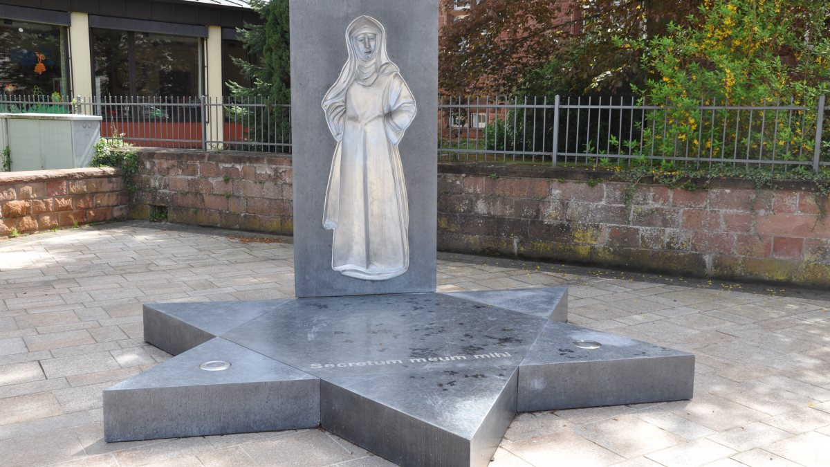 Bei ihrer Taufkirche St. Martin in Bad Bergzabern wurde ein Denkmal für Edith Stein errichtet.

 ( Andreas Praefcke [Public domain], vom Wikimedia Commons)