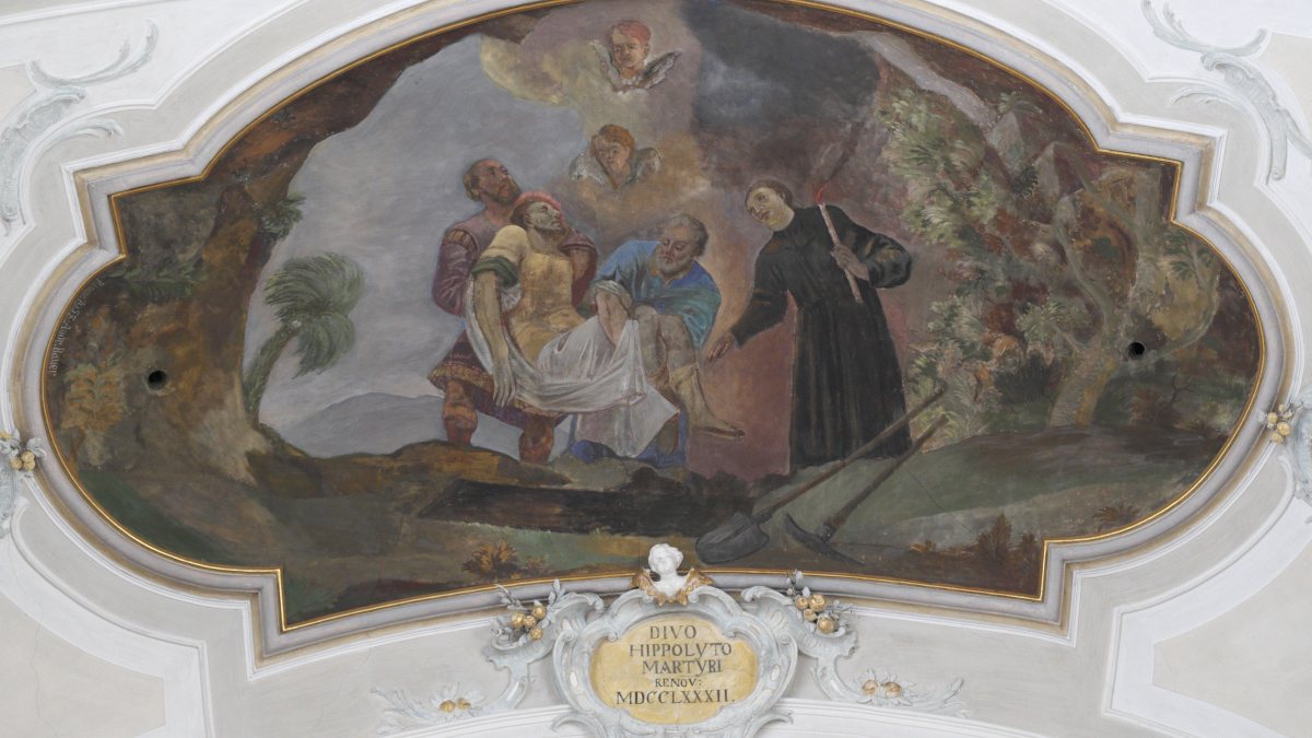 Katholische Stadtpfarrkirche St. Hippolyt in Weilheim in Oberbayern im Landkreis Weilheim-Schongau (Bayern/Deutschland), Deckenmalerei von Johann Sebastian Troger, von 1782; Darstellung: Grablegung des heiligen Hippolyt (von GFreihalter [CC BY-SA 3.0  (https://creativecommons.org/licenses/by-sa/3.0)], vom Wikimedia Commons)