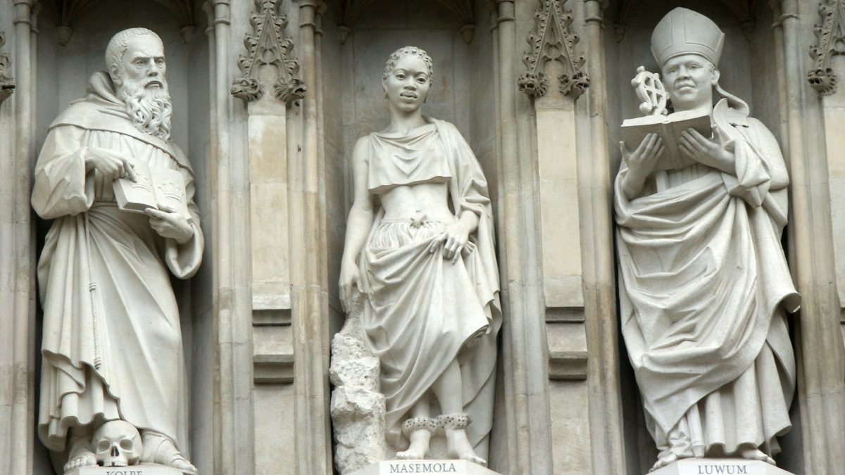Ein Skulptur des Heiligen in Westminster Abbey. (von Jean-Christophe BENOIST [GFDL (http://www.gnu.org/copyleft/fdl.html), CC-BY-SA-3.0 (http://creativecommons.org/licenses/by-sa/3.0/), vom Wikimedia Commons)