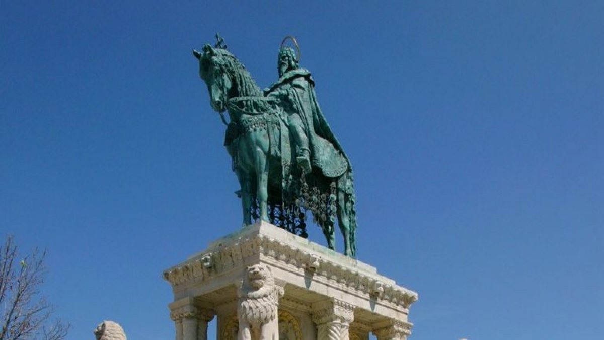 Statue von Hl. König Stephan I. von Ungarn bei der Fischerbastei in der Burg von Budapest (Andreas Poeschek, fotografikus.hu [CC BY 2.0 at (https://creativecommons.org/licenses/by/2.0/at/deed.en)], vom Wikimedia Commons)