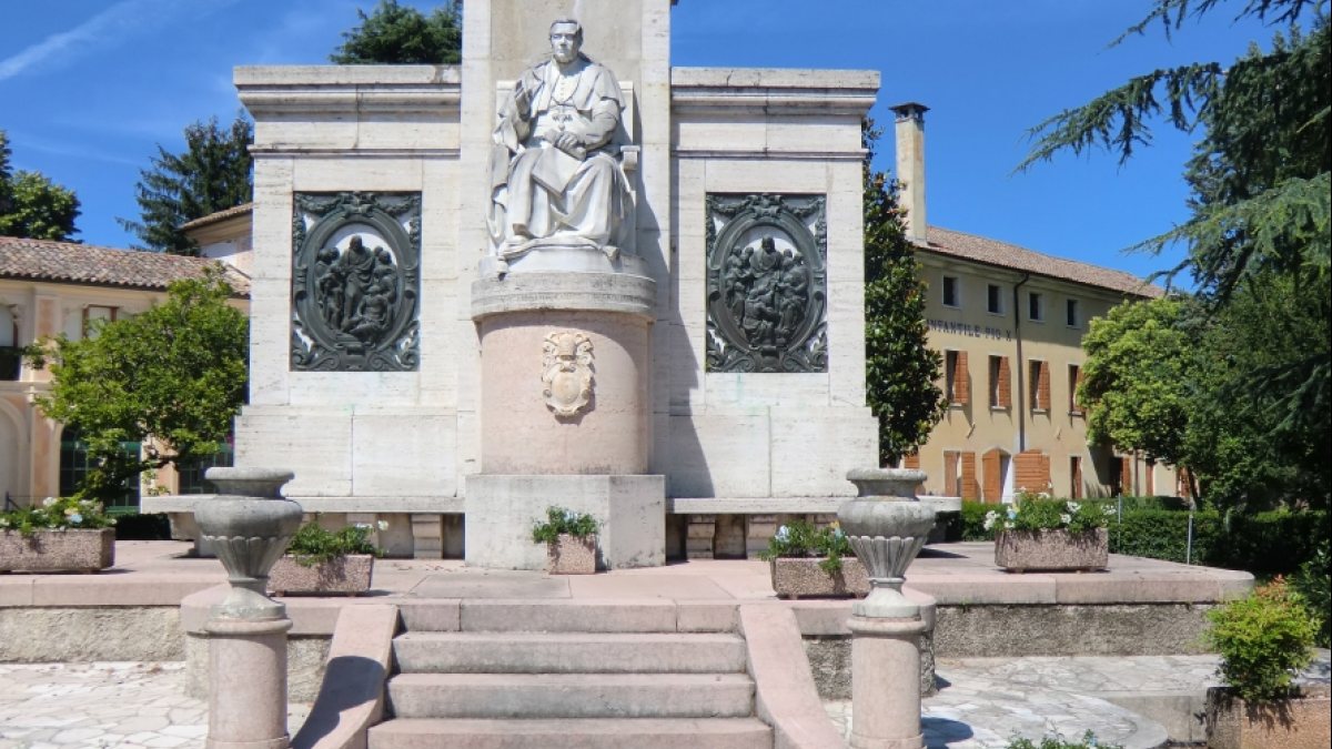 Denkmal von Papst Pius X. in seinem Geburtsort Riese Pio X bei Treviso in Italien (Joachim Schäfer - <a href="https://www.heiligenlexikon.de">Ökumenisches Heiligenlexikon</a>) Denkmal von Papst Pius X. in seinem Geburtsort Riese Pio X bei Treviso in Italien (Joachim Schäfer - <a href="https://www.heiligenlexikon.de">Ökumenisches Heiligenlexikon</a>)