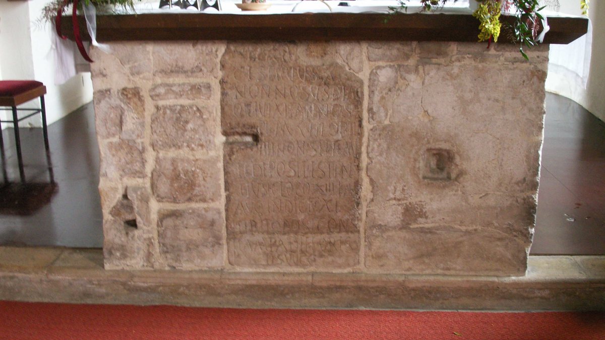 Nonnosus-Inschrift aus dem Jahr 532/533 im Altar der Pfarrkirche zum Heiligen Tiburtius in der Pfarre Molzbichl eingemauert. Einziges Schriftdenkmal Kärntens und Österreichs aus dem 6. Jahrhundert.  (von JOADL [GFDL (http://www.gnu.org/copyleft/fdl.html) oder CC BY-SA 3.0  (https://creativecommons.org/licenses/by-sa/3.0)], vom Wikimedia Commons)