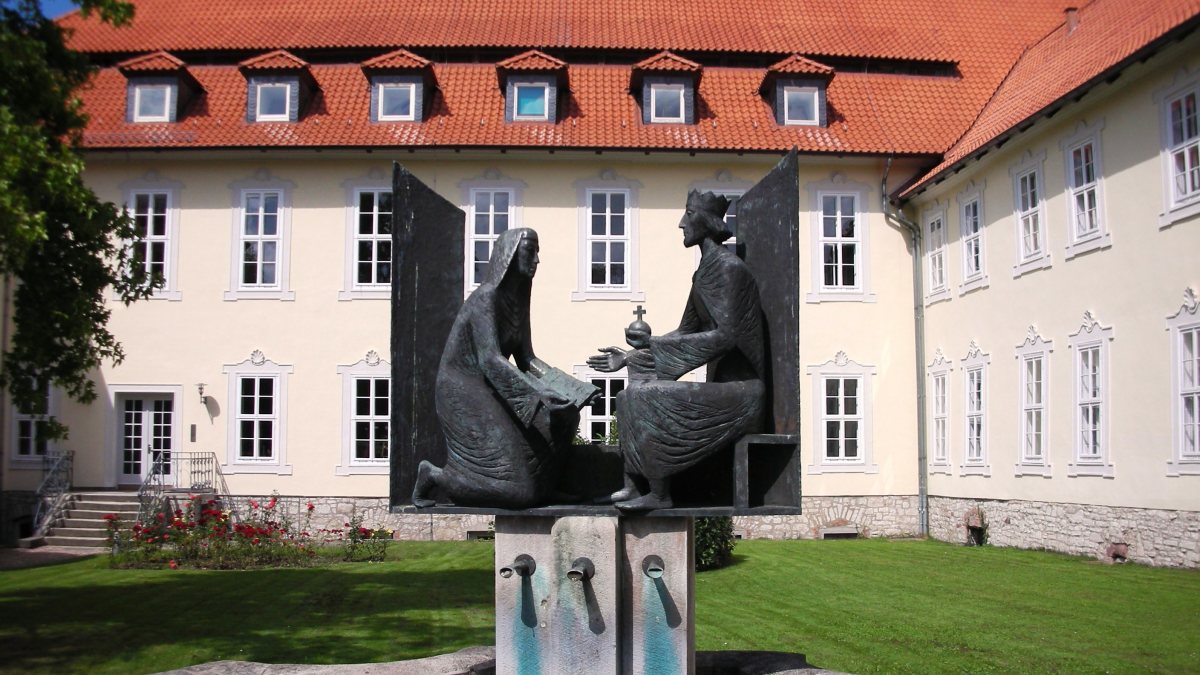 Der Roswitha-Brunnen in Gandersheim. (Dewi König [CC BY-SA 3.0  (https://creativecommons.org/licenses/by-sa/3.0)], via Wikimedia Commons)
