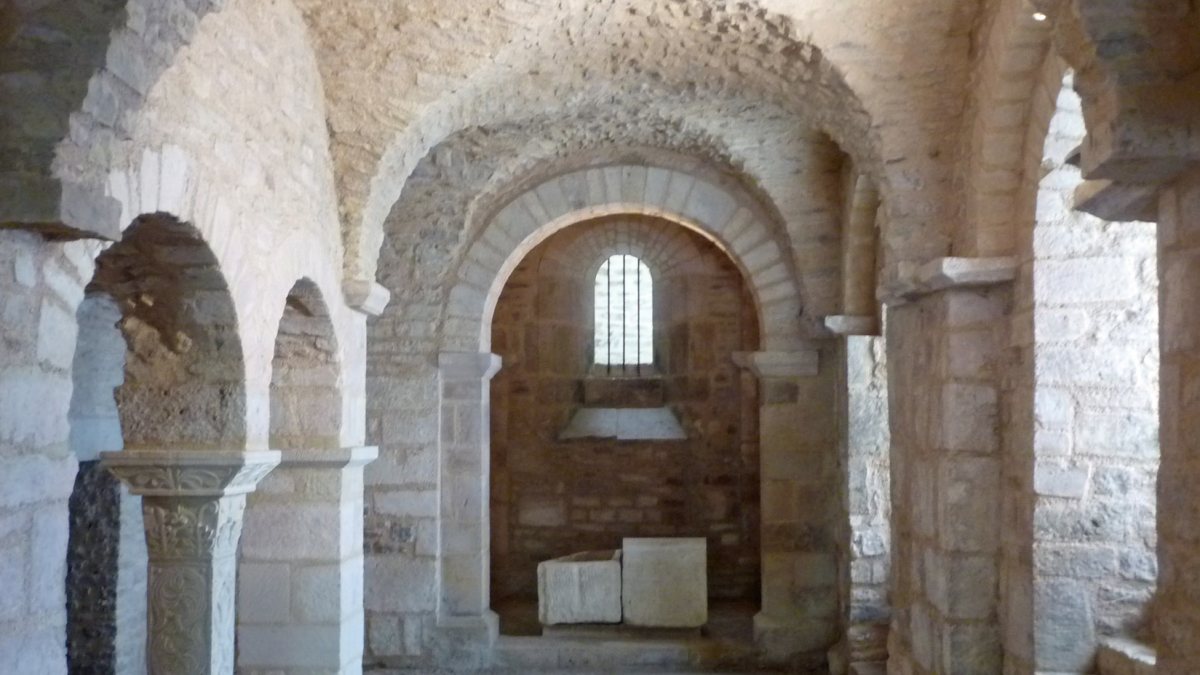 In der Karolingischen Krypta der ehemaligen Abtei St-Pierre in Flavigny-sur-Ozerain werden die Reliquien der Heiligen aufbewahrt. (von SchiDD [CC BY-SA 3.0  (https://creativecommons.org/licenses/by-sa/3.0)], vom Wikimedia Commons)