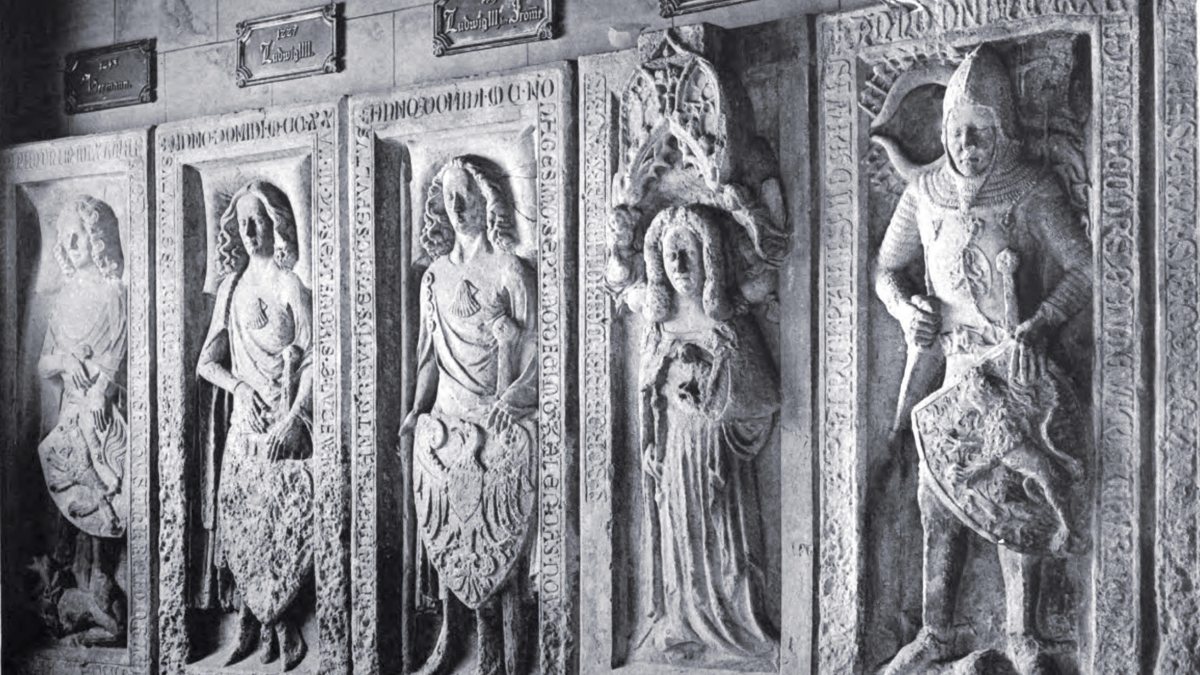 Grabplatten der Thüringer Landgrafen ehemals an der Westwand der Schlosskapelle Reinhardsbrunn, befinden sich heute in der Georgienkirche zu Eisenach. (von Bräunlich, Jena [Public domain], via Wikimedia Commons)