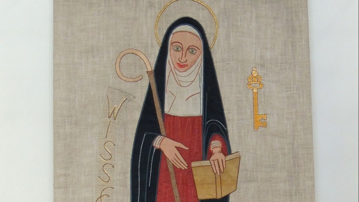 Wandbehang mit der Heiligen Hildegard von Bingen in der Heilig-Geist-Kirche in Frankfurt am Main-Riederwald. (von Urmelbeauftragter (talk | contribs | Gallery)  (German Wikipedia)Deutsch: Gesamtzahl meiner hochgeladenen Dateien:  888, Jürgen Heegmann (juergen.heegmann@web.de) [GFDL (http://www.gnu.org/copyleft/fdl.html) oder CC BY-SA 3.0  (htt)