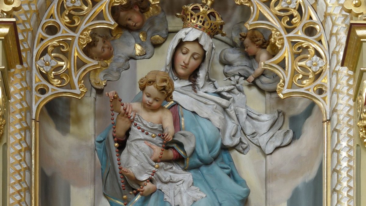 Statue der Jungfrau Maria vom Rosenkranz in der Pfarrkirche St. Ulrich in Gr&ouml;den. (von This Photo was taken by Wolfgang Moroder.[CC BY-SA 3.0  (https://creativecommons.org/licenses/by-sa/3.0) oder GFDL (http://www.gnu.org/copyleft/fdl.html)], vom Wikimedia Commons)