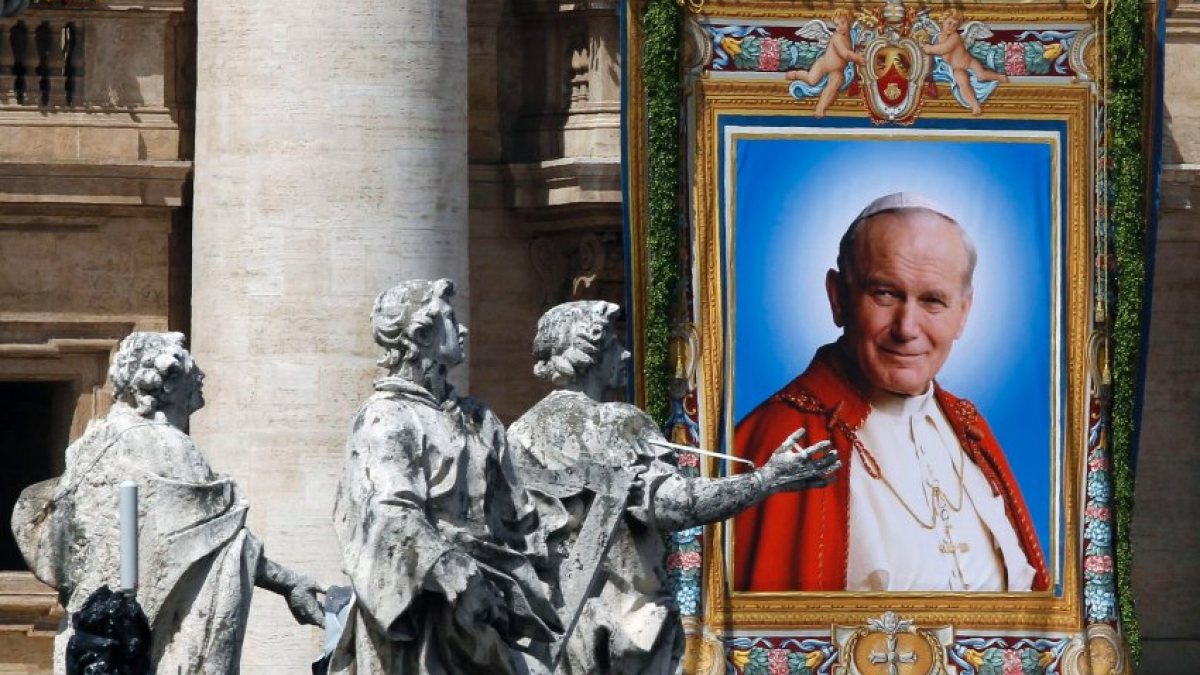 Bild von Johannes Paul II. bei der Seligsprechung auf dem Petersplatz in Rom (https://www.heiligenlexikon.de/BiographienJ/Johannes_Paul_II.html)