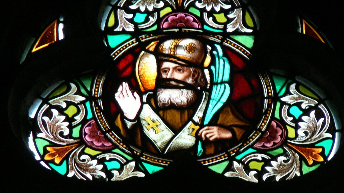 Neogotisches Kunstglasfenster mit dem Heiligen im Linzer Dom. (von Wolfgang Sauber [CC BY-SA 3.0 at (https://creativecommons.org/licenses/by-sa/3.0/at/deed.en)], vom Wikimedia Commons)