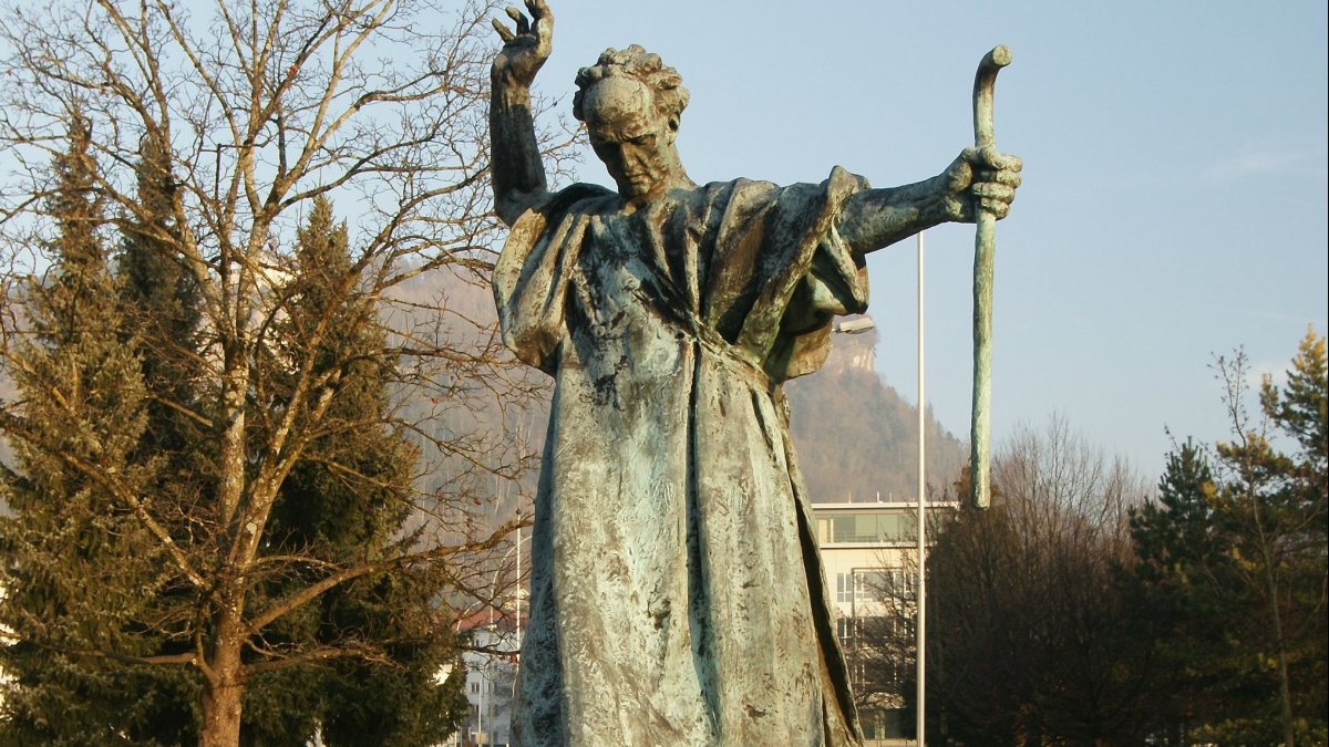 Die Statue des Hl. Kolumban vor der Kolumbankirche in Bregenz (böhringer friedrich [CC BY-SA 2.5 (https://creativecommons.org/licenses/by-sa/2.5)], von Wikimedia Commons)