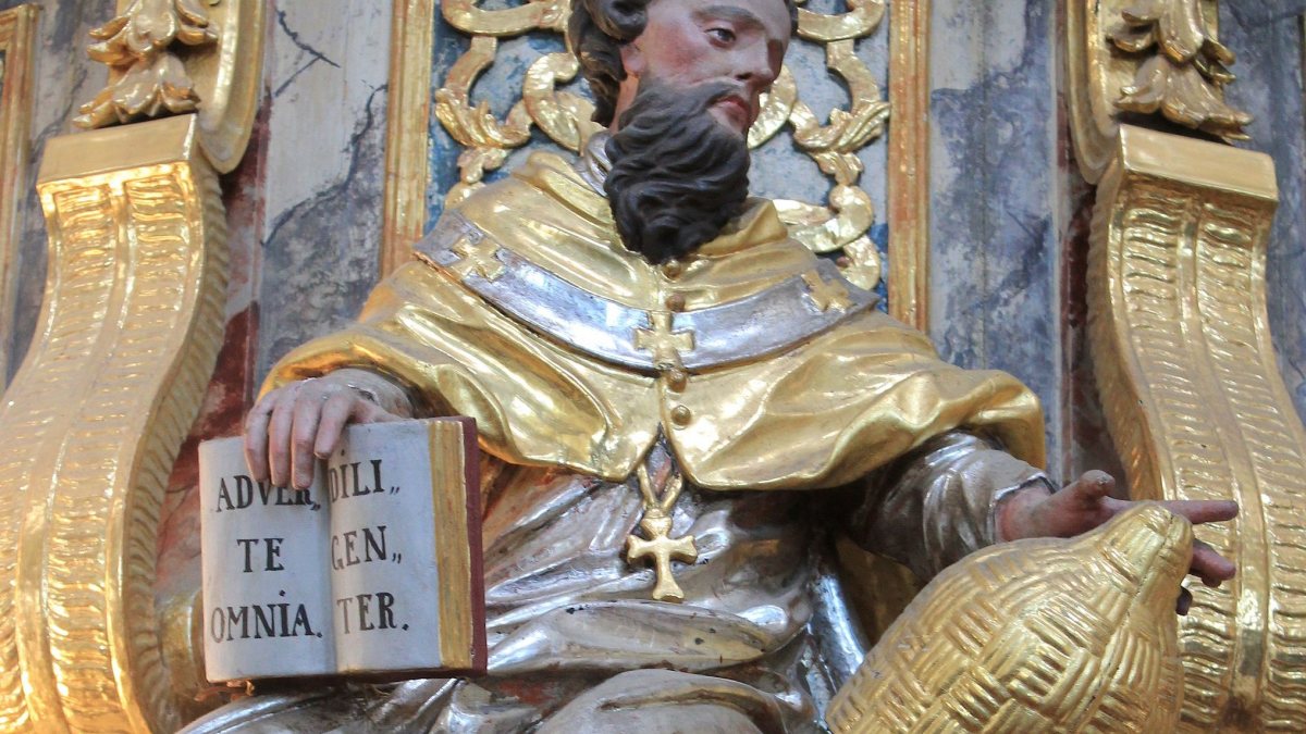Der Hl. Ambrosius auf der barocken Kanzel der neuen Kirche Stift Griffen. (Raul de Chissota [Public domain], von Wikimedia Commons)