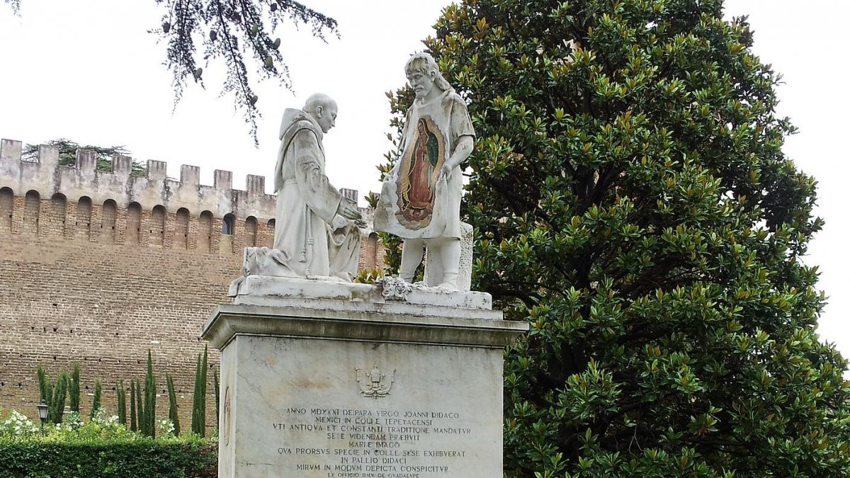 Statue des Heiligen in den Vatikanischen Gärten. (gugganij [CC BY-SA 3.0 (https://creativecommons.org/licenses/by-sa/3.0), von Wikimedia Commons )