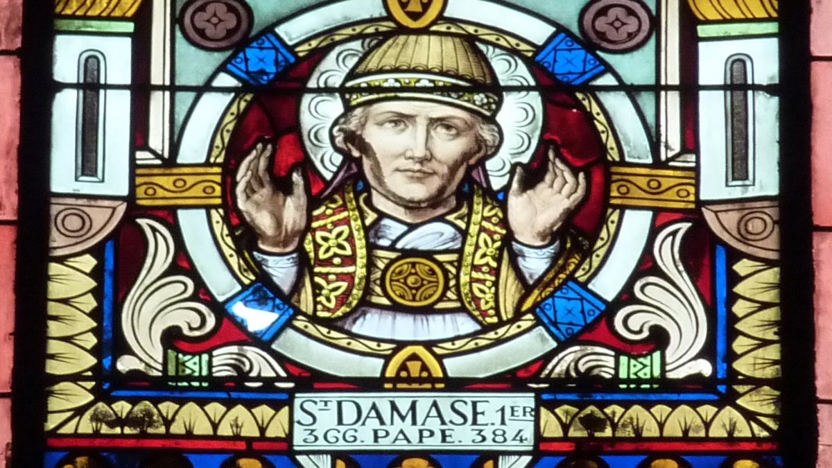 Bleiglasfenster (Ausschnitt) in der katholischen Pfarrkirche Saint-Vincent-de-Paul in Clichy, Darstellung: Papst Damasus I. (GFreihalter [CC BY-SA 3.0 (https://creativecommons.org/licenses/by-sa/3.0)], von Wikimedia Commons)