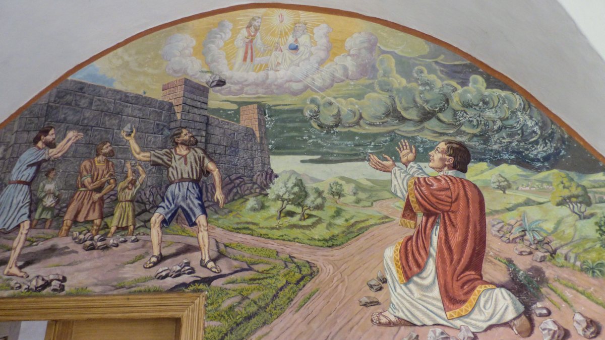 Redemptoristenkloster und Schule Katzelsdorf, Nieder&ouml;sterreich. Wandmalerei von Josef Weilharter im Kreuzgang: Steinigung des Stephanus (Niki.L [CC BY-SA 4.0 (https://creativecommons.org/licenses/by-sa/4.0)], von Wikimedia Commons)