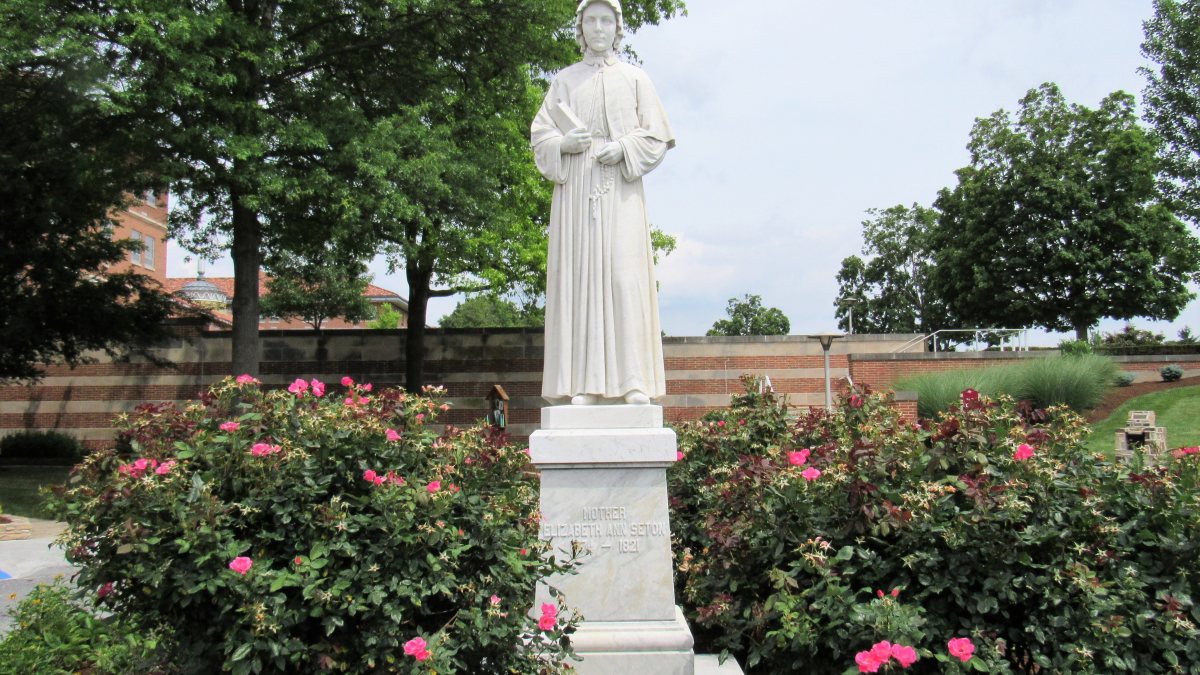Die erste Statue der Heiligen in Emmitsburg, Maryland. (Farragutful [CC BY-SA 4.0 (https://creativecommons.org/licenses/by-sa/4.0)], von Wikimedia Commons)