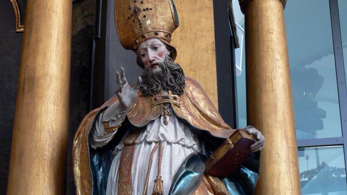 Pfarrkirche St.Michael in Mondseen Johannes-Altar mit der Statue des heiligen Hilarius von Poitier. (Wolfgang Sauber [GFDL (http://www.gnu.org/copyleft/fdl.html) oder CC BY-SA 3.0 (https://creativecommons.org/licenses/by-sa/3.0)], von Wikimedia Commons)