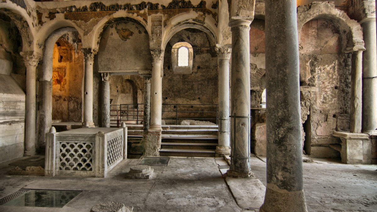Ruine der frühchristlichen Kirche mit dem Grab des Heiligen in Nola (Joachim Schäfer - <a href="www.heiligenlexikon.de">Ökumenisches Heiligenlexikon</a>) Ruine der frühchristlichen Kirche mit dem Grab des Heiligen in Nola (Joachim Schäfer - <a href="www.heiligenlexikon.de">Ökumenisches Heiligenlexikon</a>)
