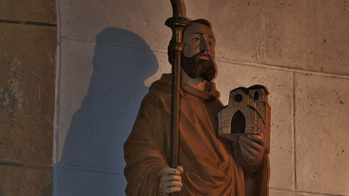 Die Statue des Heiligen in der Kapelle Saint-Gildas de Bieuzy. (Salsero35 [CC BY-SA 3.0 (https://creativecommons.org/licenses/by-sa/3.0)], von Wikimedia Commons)