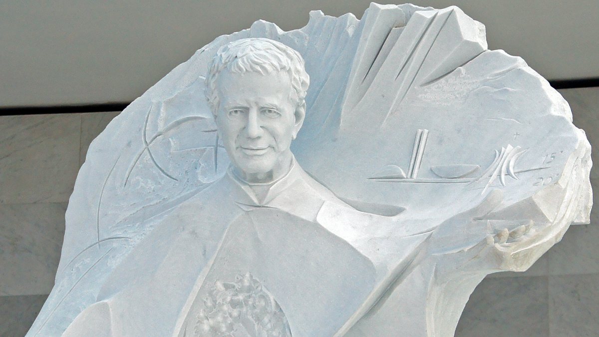 Eine Skulptur des Heiligen Johannes Bosco in der Kathedrale von Brasilien. (Mariordo (Mario Roberto Dur&aacute;n Ortiz) [CC BY-SA 4.0 (https://creativecommons.org/licenses/by-sa/4.0)], von Wikimedia Commons)