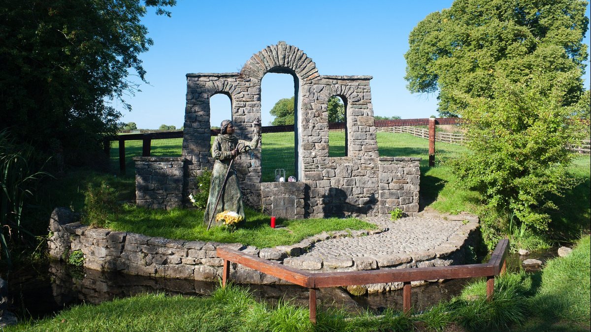 Statue von der Hl. Brigitta am Brunnen von St. Brigid im Townland von Brallistown in Kildare. Die Statue wurde von der Bildhauerin Annette McCormack geschaffen. (Andreas F. Borchert [CC BY-SA 3.0 de (https://creativecommons.org/licenses/by-sa/3.0/de/deed.en), CC BY-SA 4.0 (https://creativecommons.org/licenses/by-sa/4.0) )