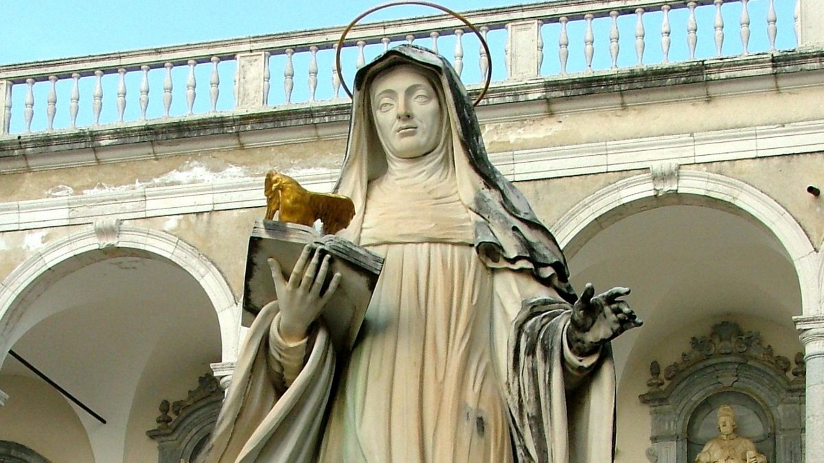 Statue der Hl. Scholastika in Montecassino. (Beatrice [CC BY-SA 2.5 (https://creativecommons.org/licenses/by-sa/2.5)], von Wikimedia Commons)