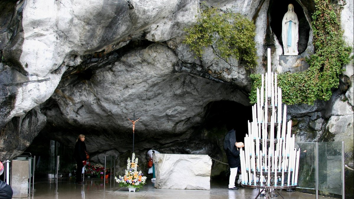 Grotte von Massabielle mit der Marienfigur von Joseph-Hugues Fabisch ( Jos&eacute; Luiz Bernardes Ribeiro/wikipedia.commons)