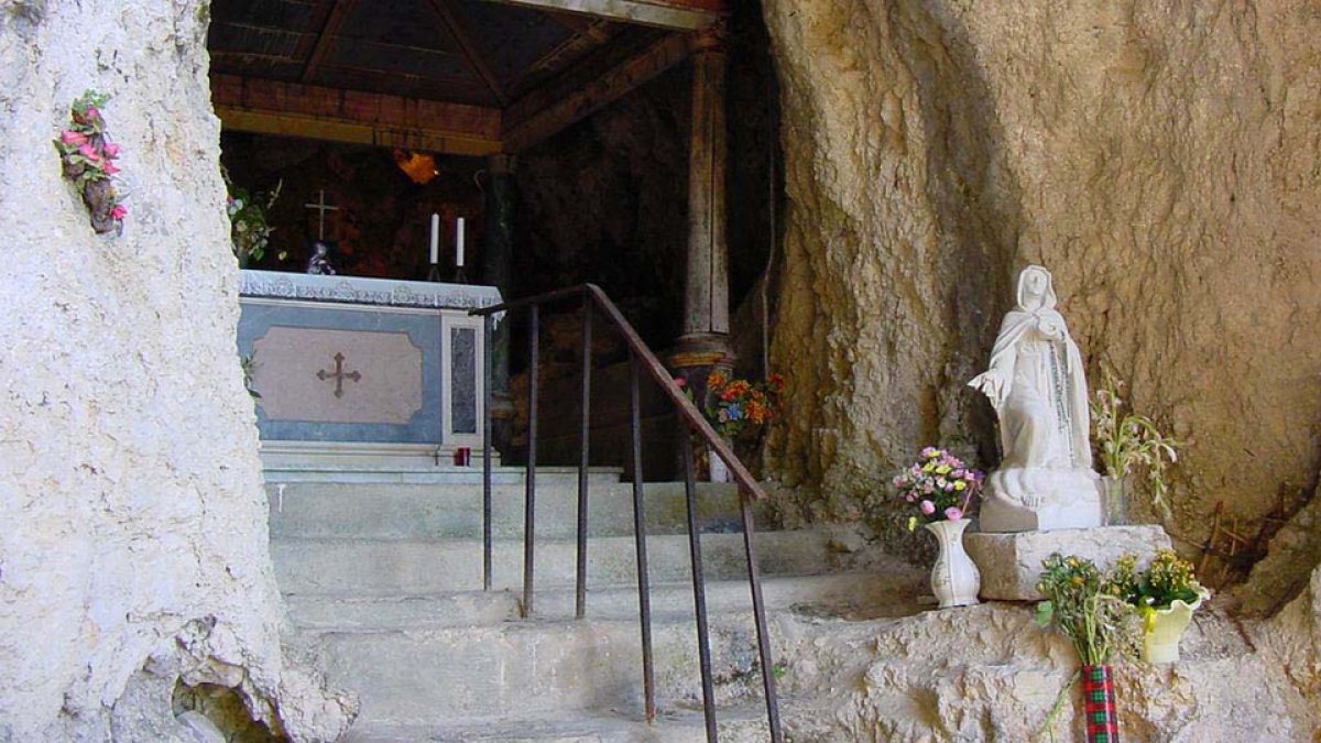 Die H&ouml;hle Philippas in Petrella Salto bei Rieti in Italien. (Joachim Sch&auml;fer - <a href="www.heiligenlexikon.de">&Ouml;kumenisches Heiligenlexikon)