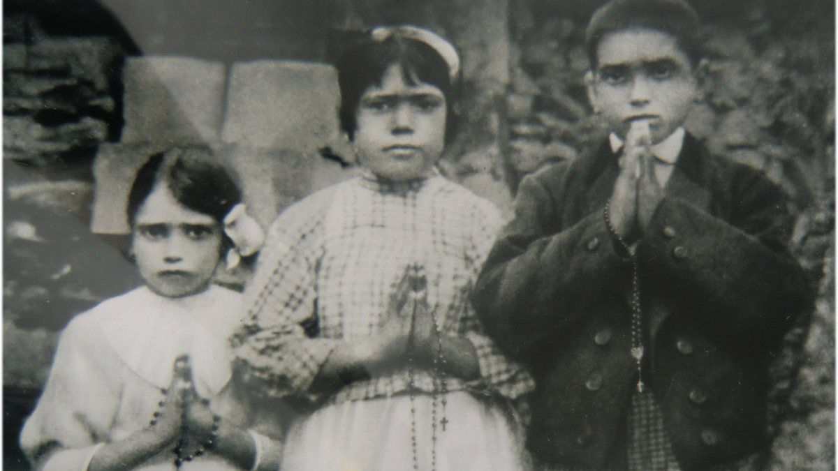 Jacinta Marto (links), ihre Cousine Lucia de Jesus und ihr Bruder Franziskus, aufgenommen zur Zeit der Erscheinungen. (Joachim Sch&auml;fer - <a href="https://www.heiligenlexikon.de">&Ouml;kumenisches Heiligenlexikon</a>)