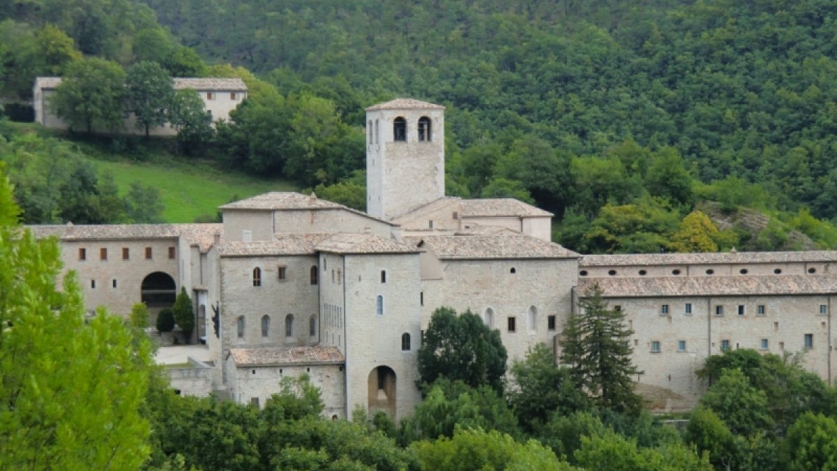 Das Einsiedlerkloster Fonte Avellana, gegr&uuml;ndet 979, erlebte seine Bl&uuml;tezeit unter Petrus Damiani. (&copy; Foto: Joachim Sch&auml;fer - <a href="https://www.heiligenlexikon.de">&Ouml;kumenisches Heiligenlexikon</a>)