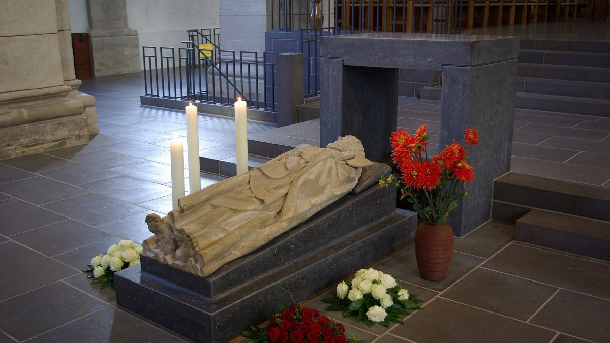 Statue &uuml;ber dem Sarkophag des Apostels Matthias in Trier (&copy; Foto:Berthold Werner / Public domain(https://upload.wikimedia.org/wikipedia/commons/thumb/2/22/Trier_Sankt_Matthias_BW_4.JPG/2048px-Trier_Sankt_Matthias_BW_4.JPG))