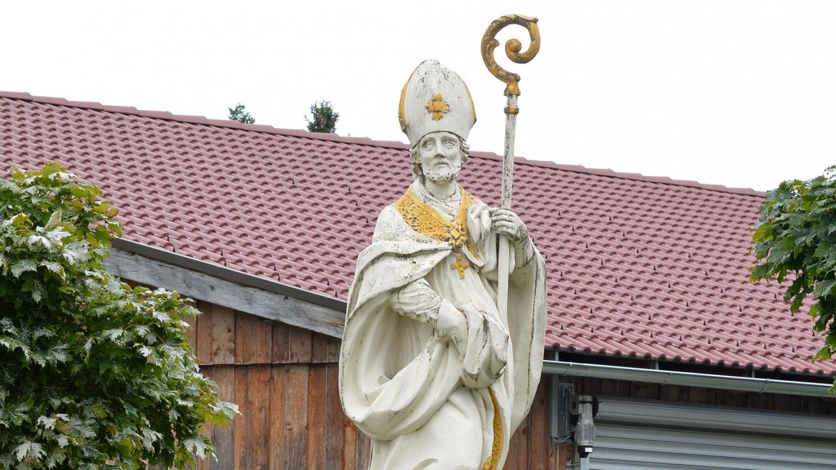 Statue des Bischofs Albinus in Thei&szlig;enegg im Lavanttal. (Johann Jaritz [CC BY-SA 3.0 at (https://creativecommons.org/licenses/by-sa/3.0/at/deed.en)])
