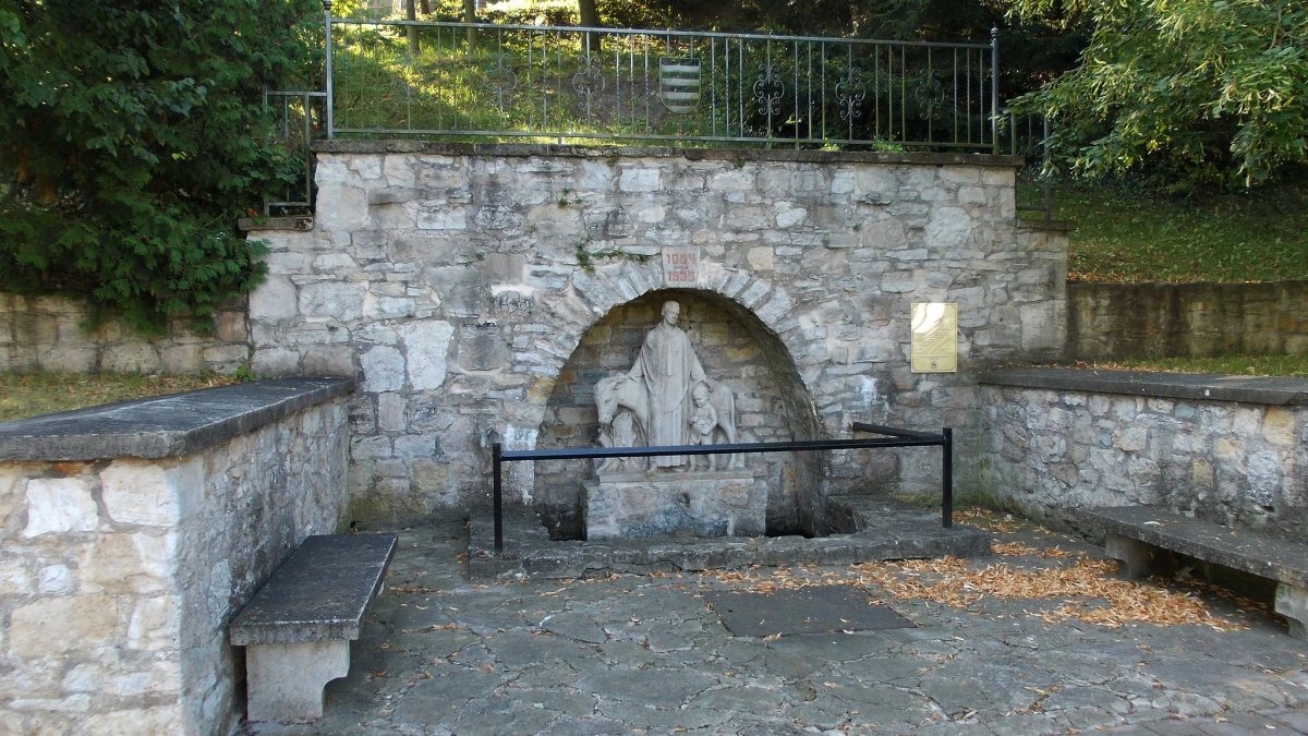 Der Brunsbrunnen in Querfort, der dem Heiligen gewidmet ist. (Jwaller [CC BY-SA 3.0 (https://creativecommons.org/licenses/by-sa/3.0)])