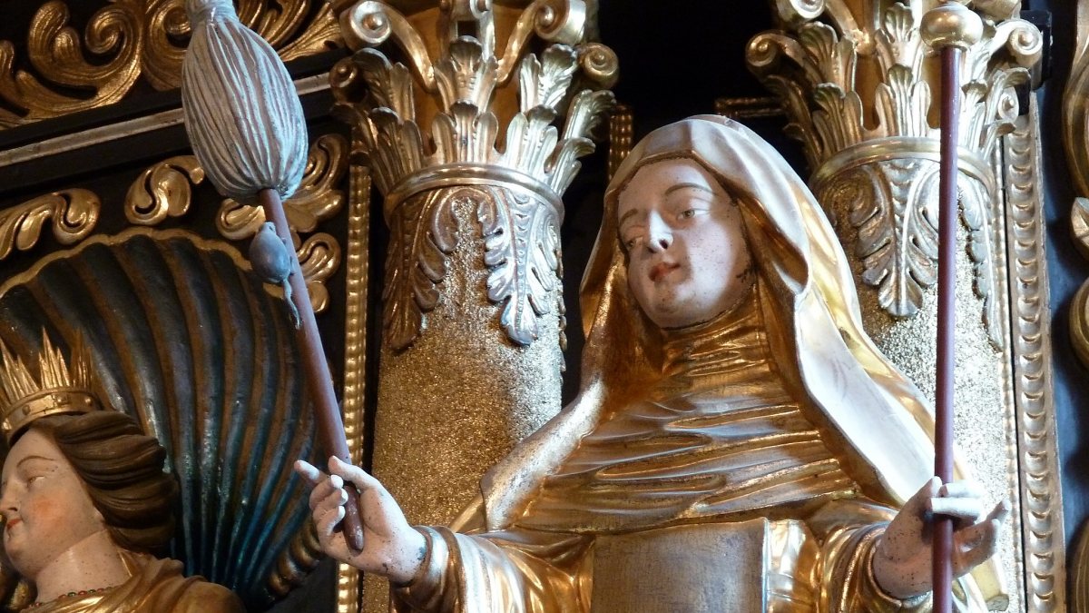 Am Hauptaltar der Pfarrkirche Grafenbach die Statue der hl. Gertrud mit Maus am Spinnrocken, den Faden abbei&szlig;end. (Rollroboter [CC BY-SA 3.0 at (https://creativecommons.org/licenses/by-sa/3.0/at/deed.en)])