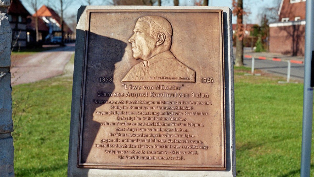 Denkmal f&uuml;r Hl. Clemens August von Galen, aufgenommen bei Lippborg. (Markus Schweiss [CC BY-SA 3.0 (http://creativecommons.org/licenses/by-sa/3.0/)])