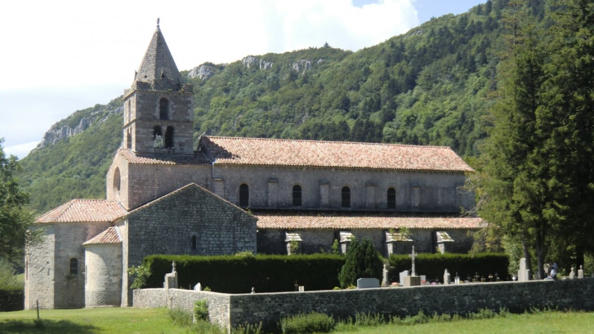 Kirche und Konventsgebäude des ehemaligen Zisterzienserklosters Leoncel. (Joachim Schäfer - <a href="https://www.heiligenlexikon.de">Ökumenisches Heiligenlexikon</a>)