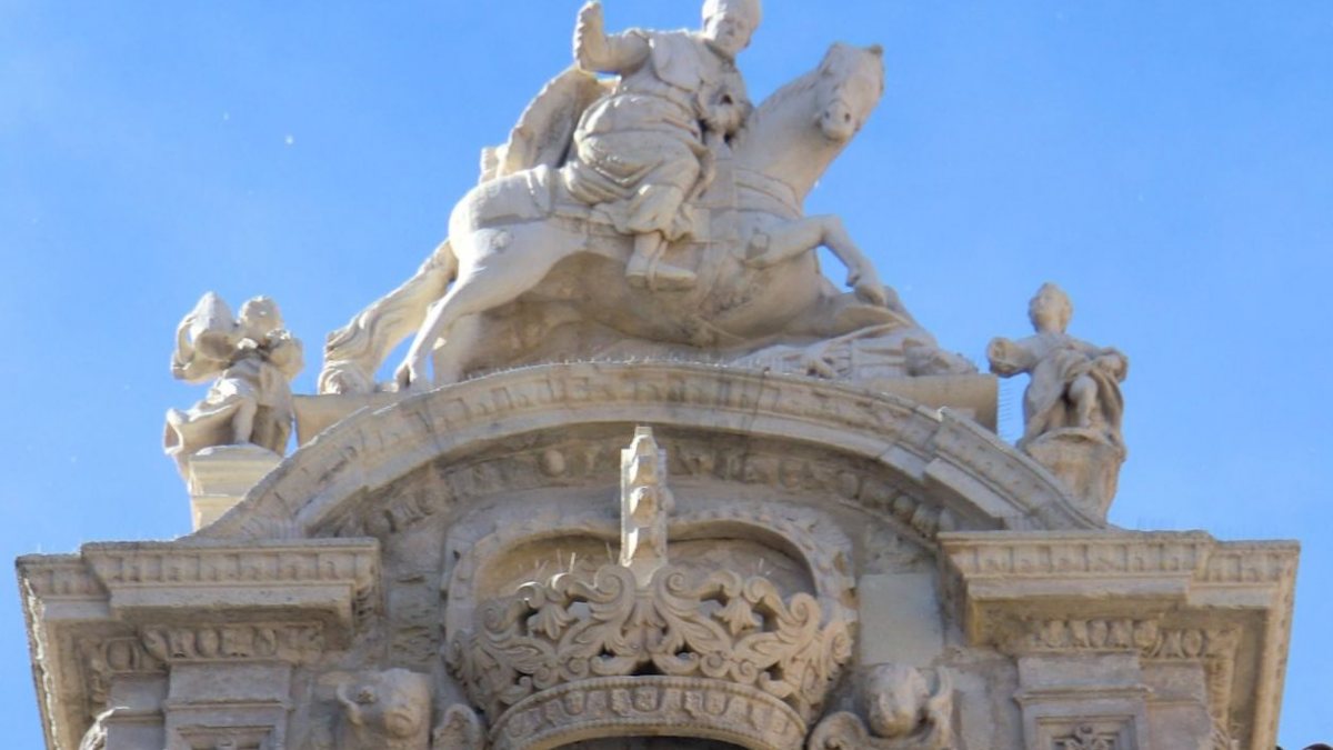 Giebel des Tores des Lammes: Isidor im Kampf gegen die Mauren an der Basilika San Isidoro in Le&oacute;n. (Joachim Sch&auml;fer - <a href="www.heiligenlexikon.de">&Ouml;kumenisches Heiligenlexikon</a>)