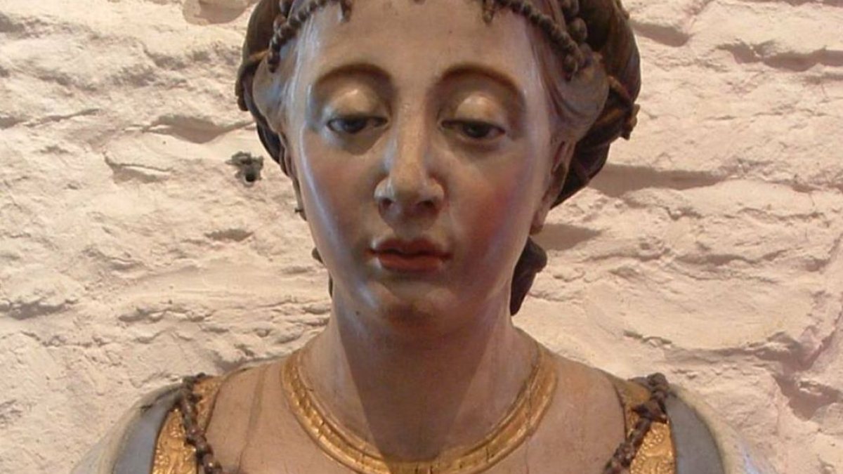 Hl. Waltraud als Gr&auml;fin von Hennegau (polychrome Statue aus dem 18. Jahrhundert, Mus&eacute;e du Chapitre, Soignies) (Napoleon Vier in der Wikipedia auf Niederl&auml;ndisch [CC BY-SA 3.0 (http://creativecommons.org/licenses/by-sa/3.0/)])
