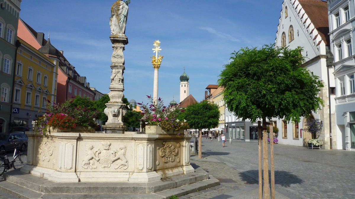 Der Tiburtiusbrunnen am Theresienplatz in Straubing mit Blick auf die Dreifaltigkeitss&auml;ule und die St. Veit-Kirche. Barockes, freistehendes Becken mit der Brunnenfigur des Hl. Tiburtius aus dem Jahr 1685 (Rosa-Maria Rinkl [CC BY-SA 3.0 de (https://creativecommons.org/licenses/by-sa/3.0/de/deed.en)])