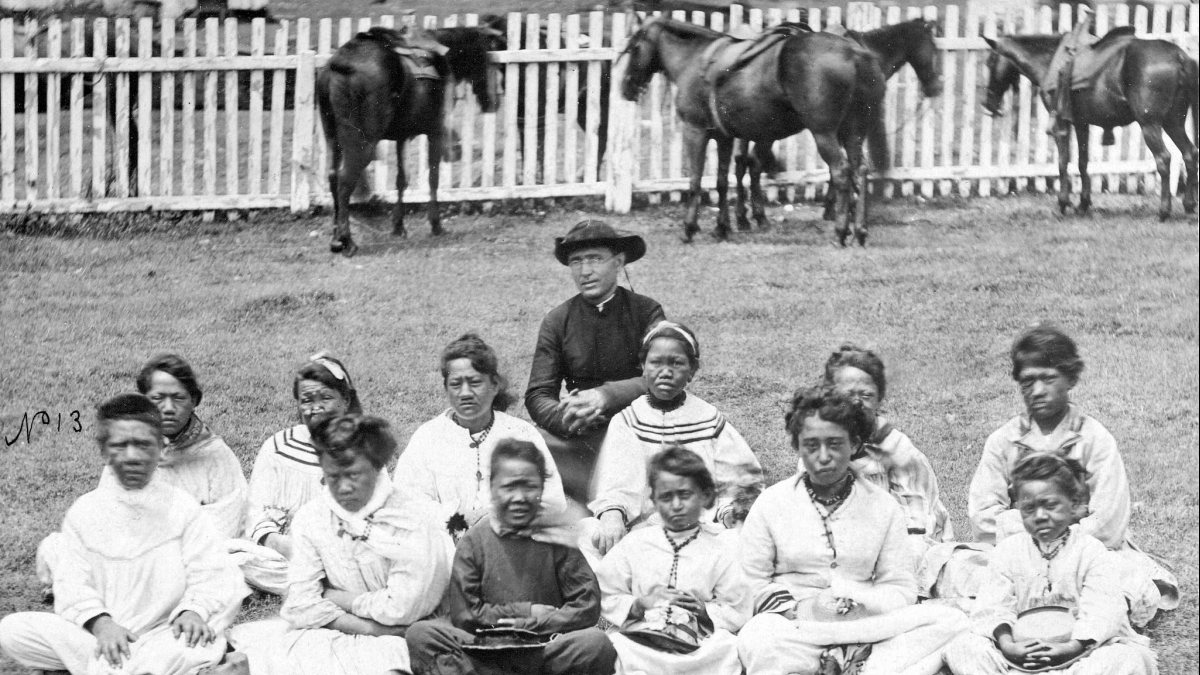 Pater Damien mit dem Kalawao Girls Choir in Kalaupapa, Moloka'i, ca. 1878. Das Foto wurde k&uuml;rzlich im Projekt "The Separating Sickness" (1997) verwendet. (Henry L. Chase [Public domain])