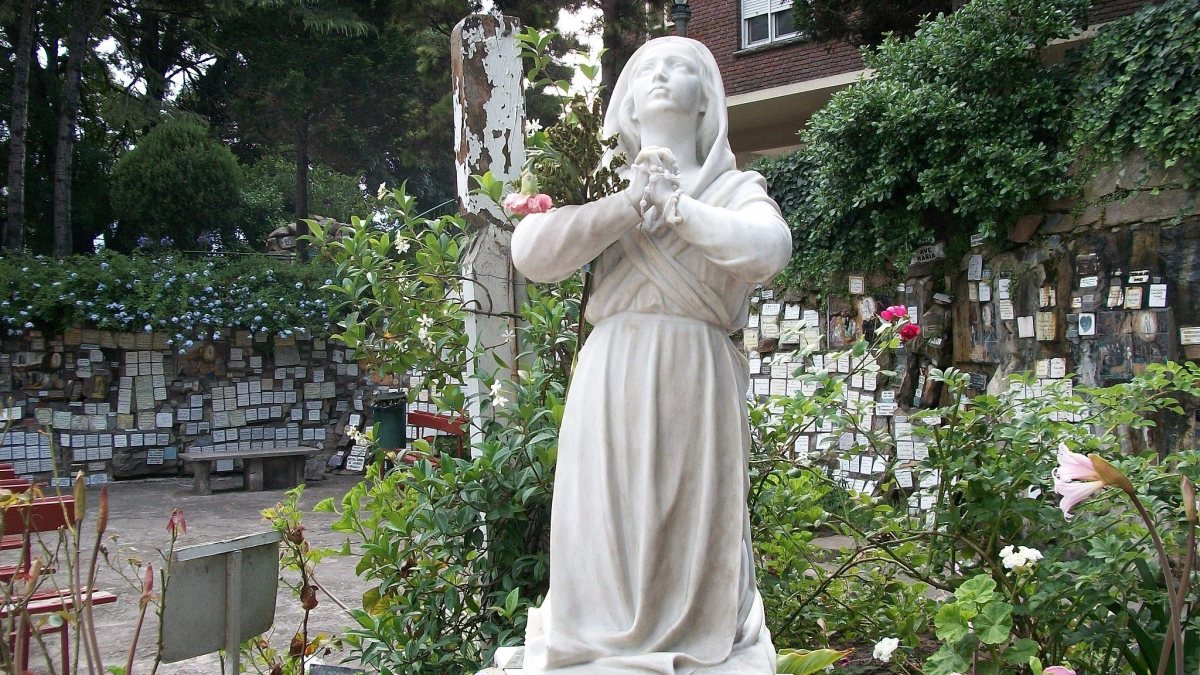 Statue von Bernadette Soubirous, gelegen auf der Lourdes-Grotte in Mar del Plata, Argentinien. (Ezarate [CC BY-SA 4.0 (https://creativecommons.org/licenses/by-sa/4.0)])