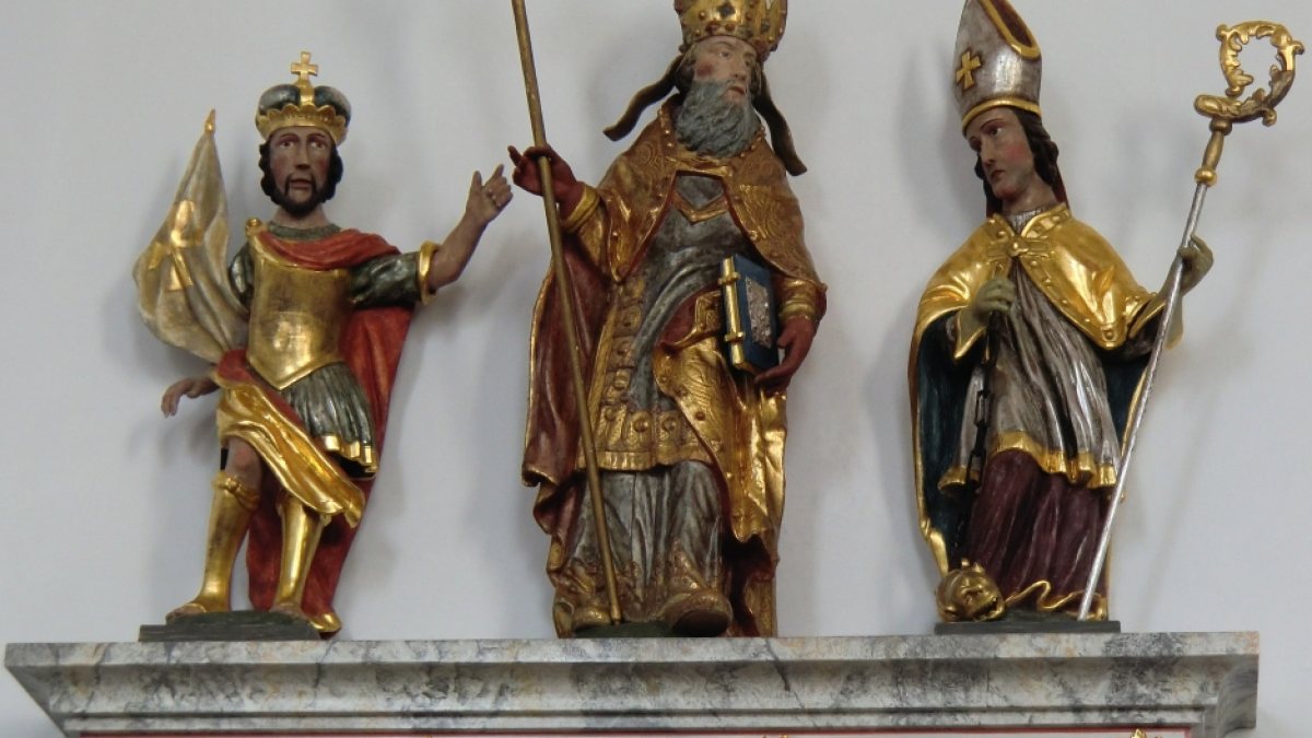 Wigbert (Mitte) mit Rasso von Andechs (links) und Narcissus von Gerona (rechts), Statuen in der Pfarrkirche in Epfach (Joachim Schäfer - <a href="https://www.heiligenlexikon.de">Ökumenisches Heiligenlexikon</a>)